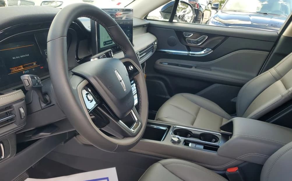 Lincoln Corsair Premiere FWD 2026 — side view