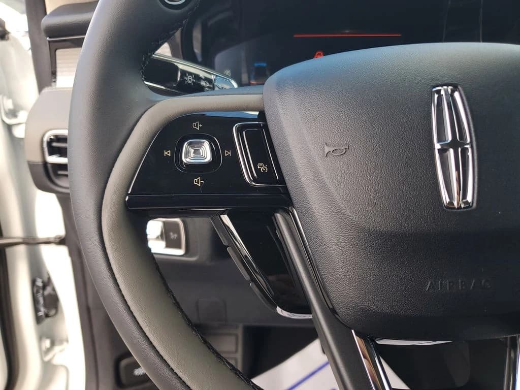 Lincoln Corsair Premiere FWD 2026 — side view