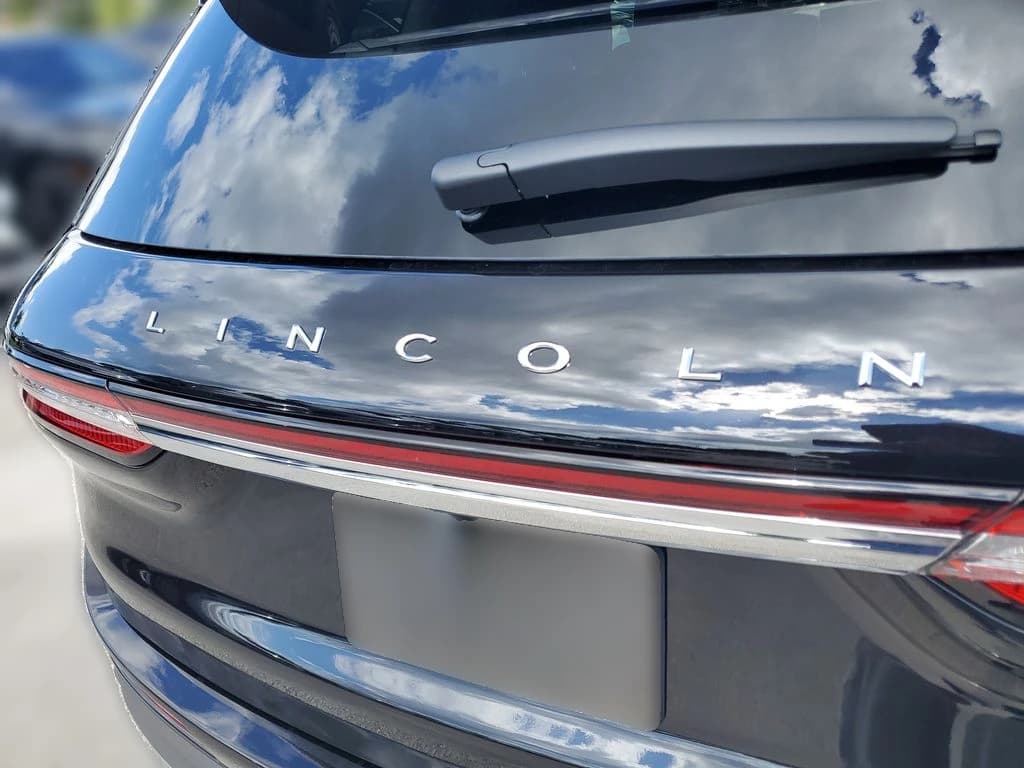 Lincoln Corsair Premiere FWD 2026 — side view
