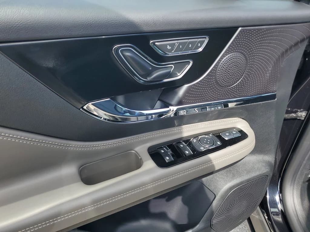 Lincoln Corsair Premiere FWD 2026 — side view