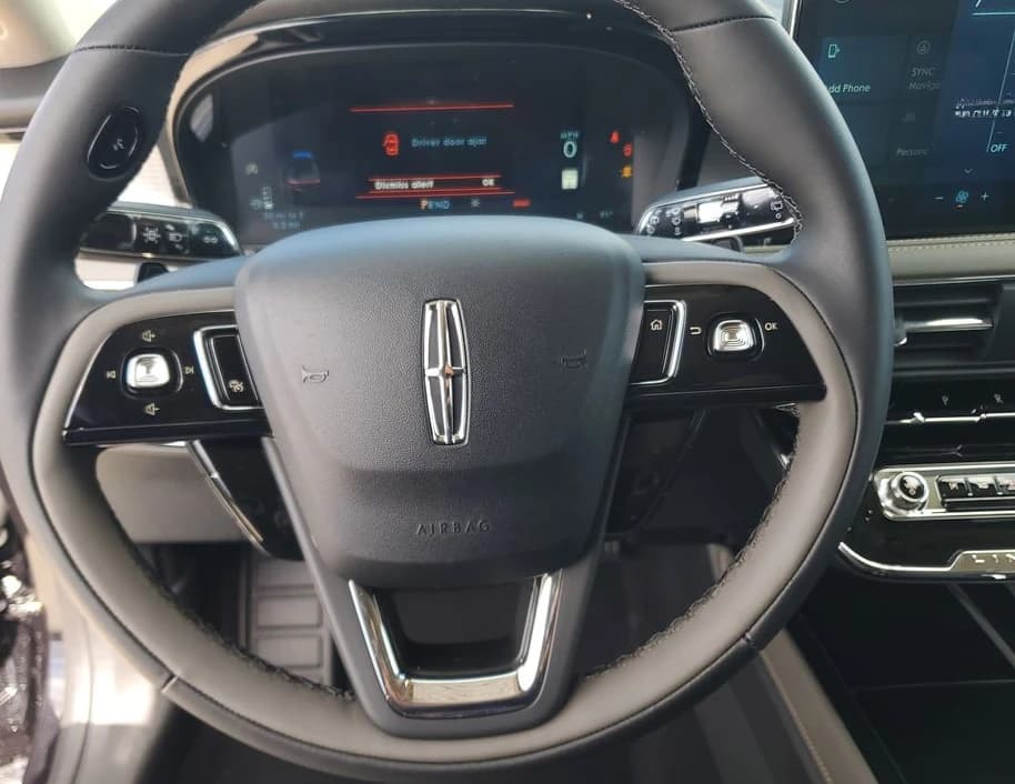 Lincoln Corsair Premiere FWD 2026 — side view