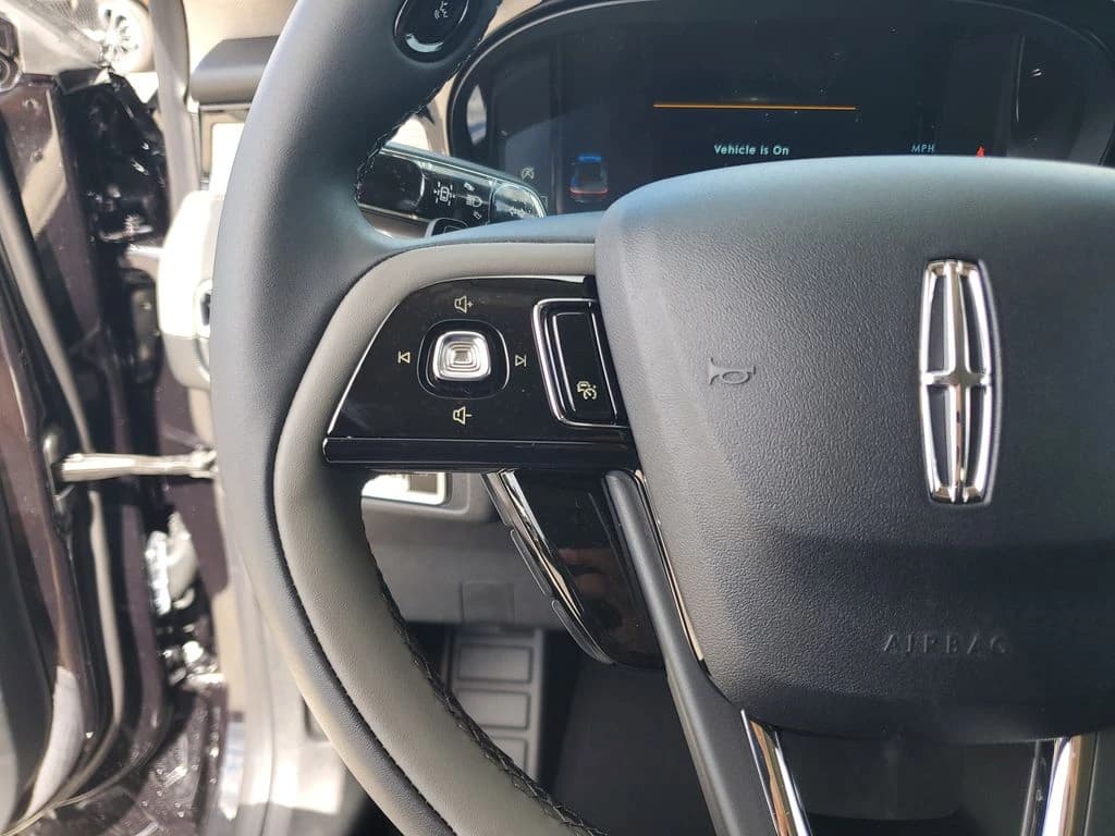 Lincoln Corsair Premiere FWD 2026 — side view