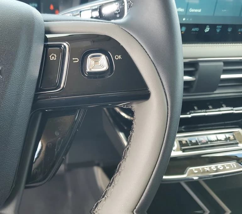 Lincoln Corsair Premiere FWD 2026 — side view