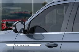 Lincoln Navigator Reserve 4x4 2026 — side view