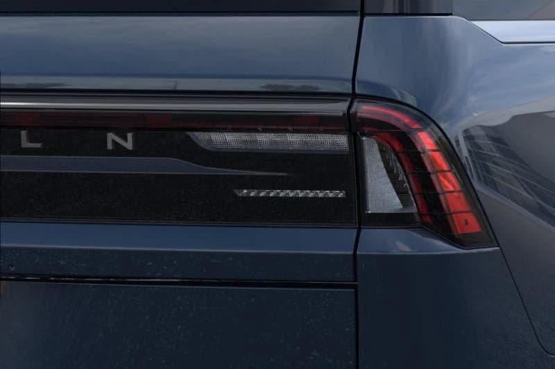 Lincoln Navigator Reserve 4x4 2026 — side view