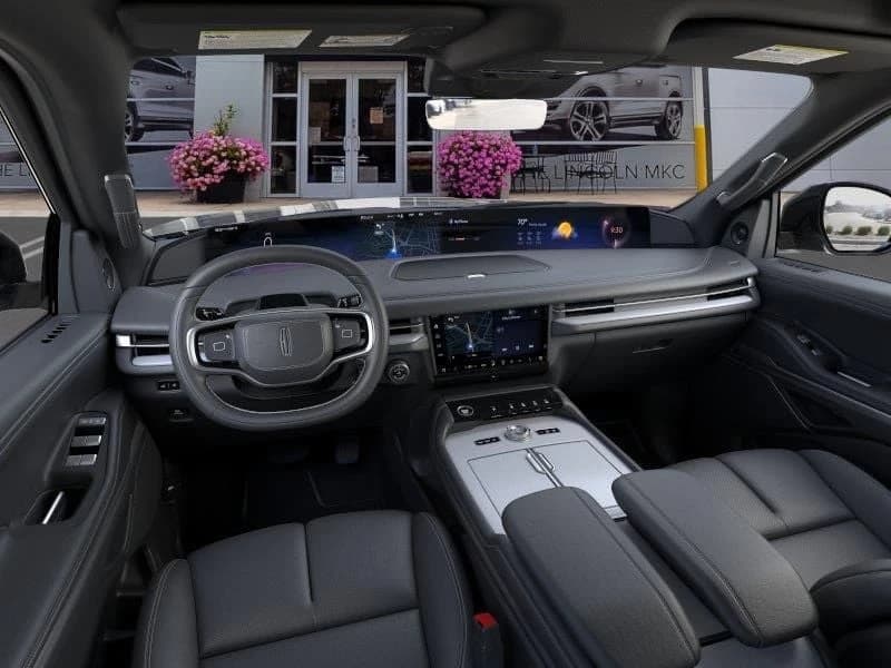 Lincoln Navigator Reserve 4x4 2026 — side view