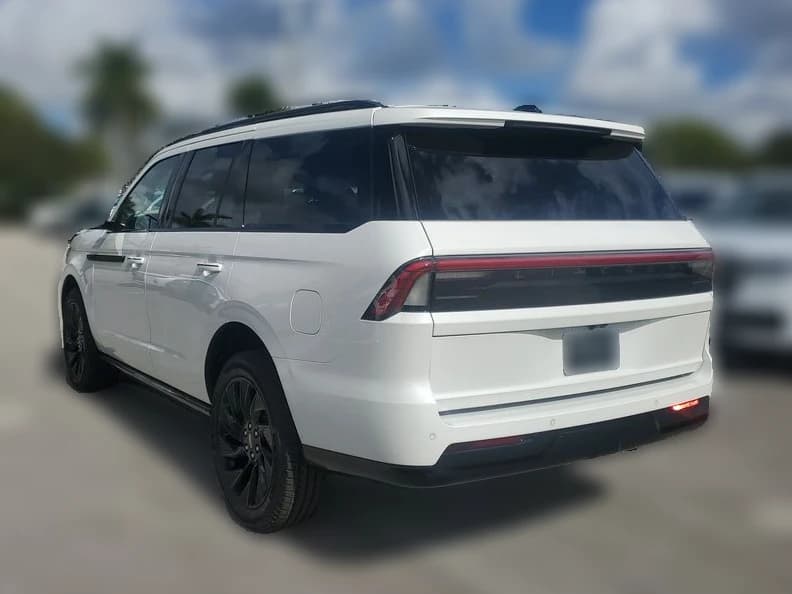 Lincoln Navigator Reserve 4x4 2025 — side view