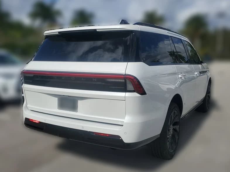Lincoln Navigator Reserve 4x4 2025 — side view