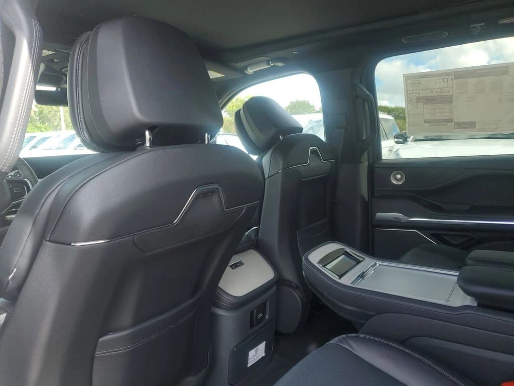 Lincoln Navigator Reserve 4x4 2025 — side view