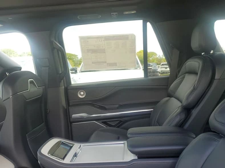 Lincoln Navigator Reserve 4x4 2025 — side view