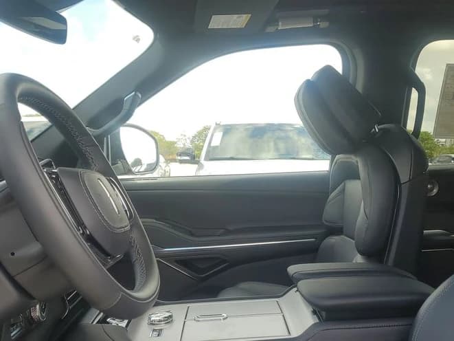 Lincoln Navigator Reserve 4x4 2025 — side view