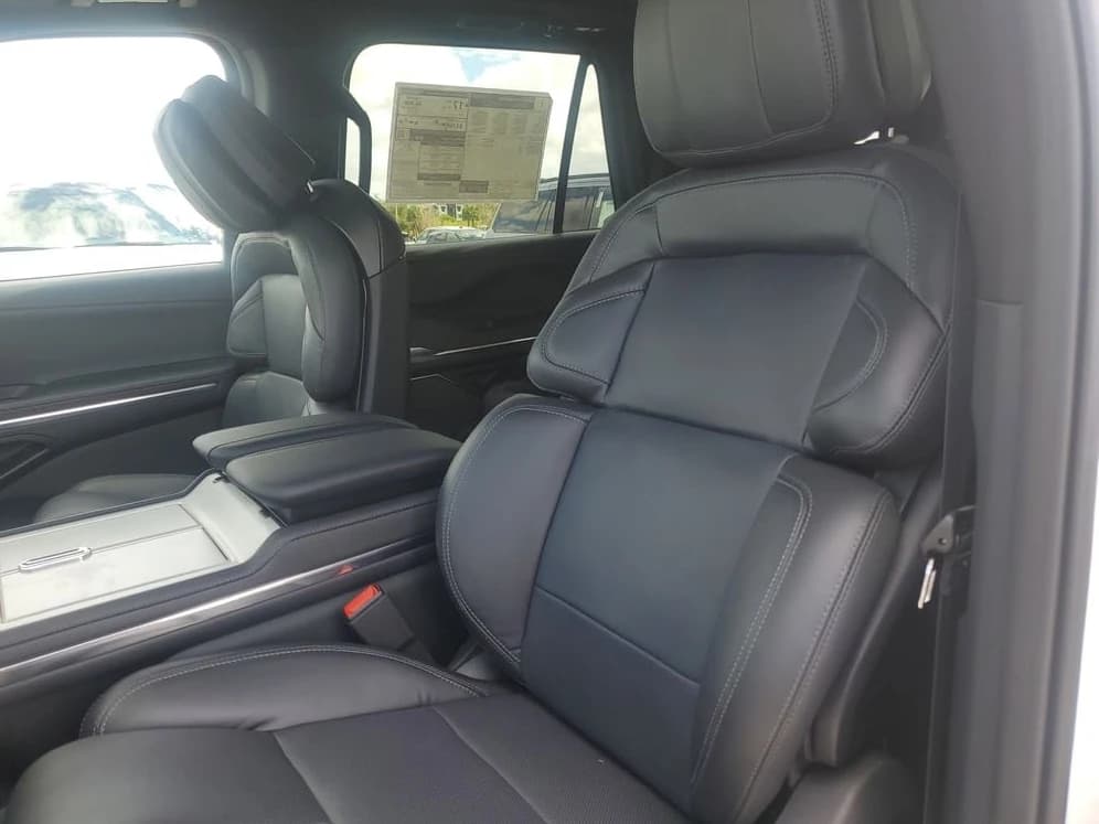 Lincoln Navigator Reserve 4x4 2025 — side view