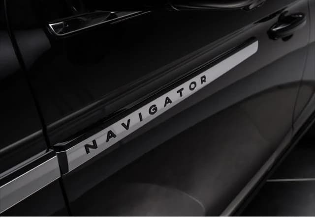 Lincoln Navigator Reserve 4x4 2026 — side view