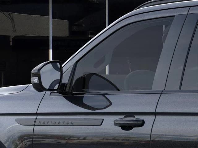 Lincoln Navigator Reserve 4x4 2026 — side view