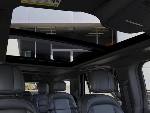 Lincoln Navigator Reserve 4x4 2026 — side view