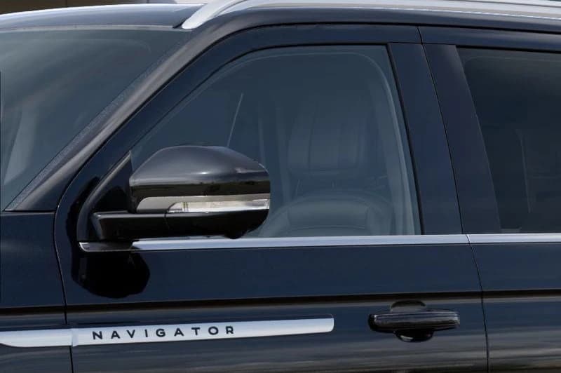 Lincoln Navigator Reserve 4x4 2027 — side view