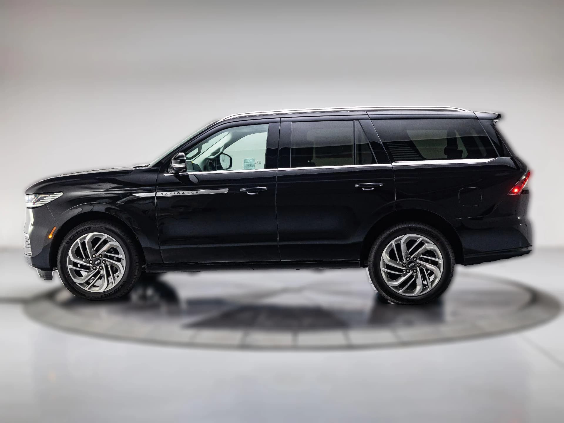 Lincoln Navigator Reserve 4x4 2027 — side view