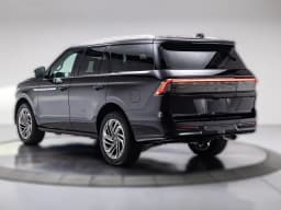 Lincoln Navigator Reserve 4x4 2027 — side view