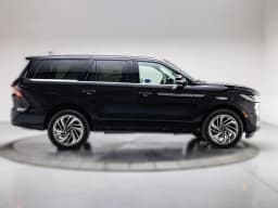 Lincoln Navigator Reserve 4x4 2027 — side view