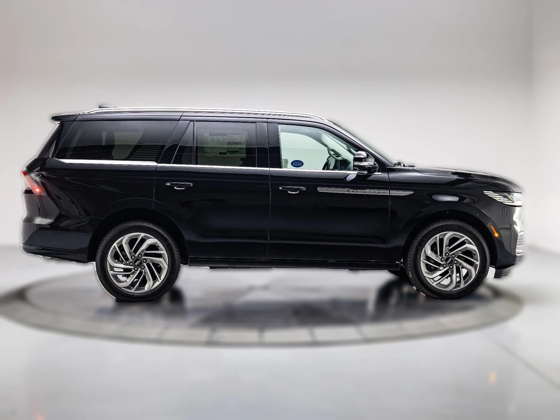 Lincoln Navigator Reserve 4x4 2027 — side view