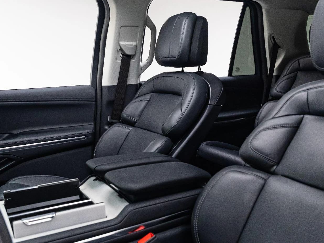 Lincoln Navigator Reserve 4x4 2027 — side view