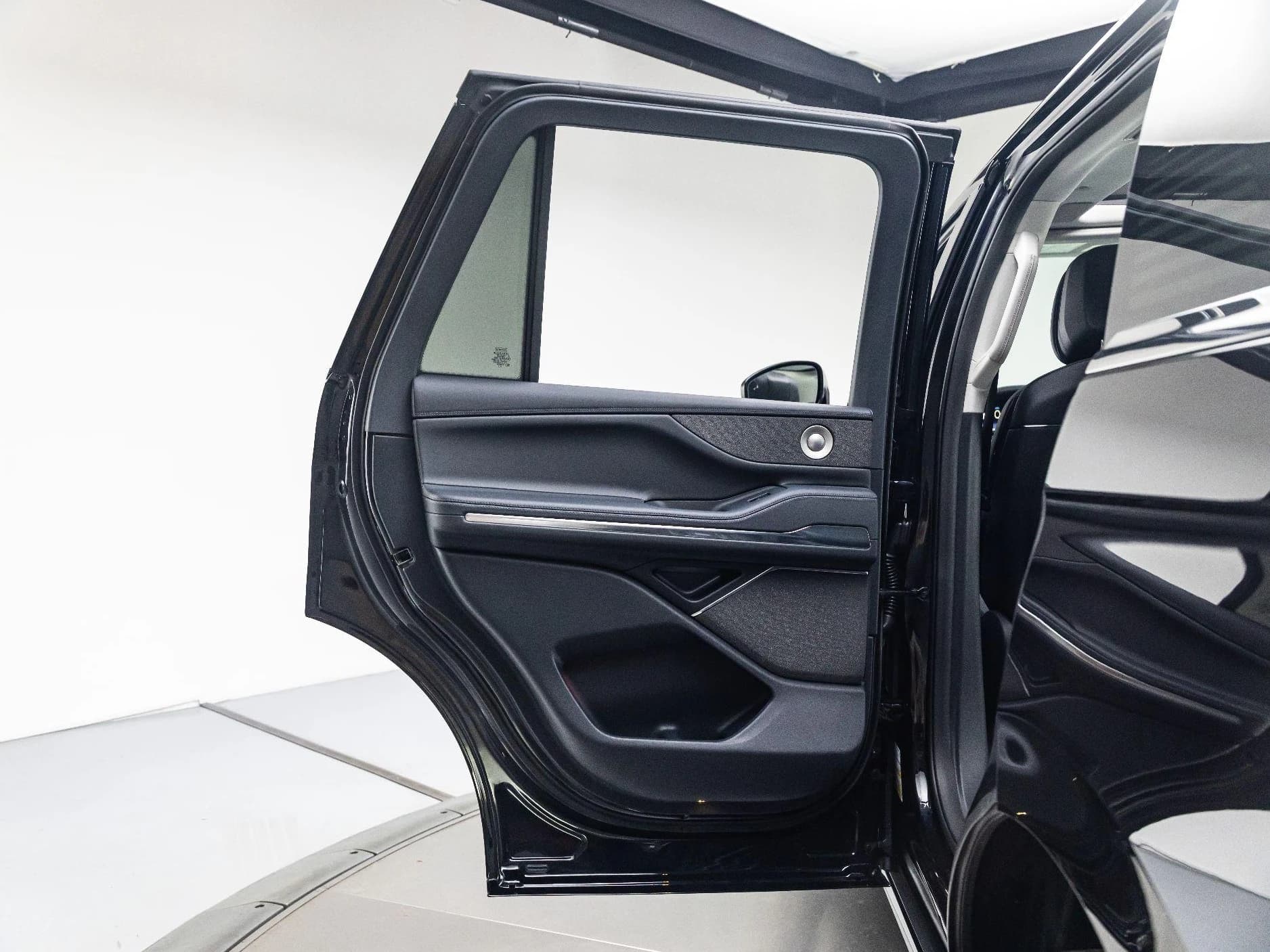 Lincoln Navigator Reserve 4x4 2027 — side view