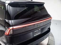 Lincoln Navigator Reserve 4x4 2027 — side view