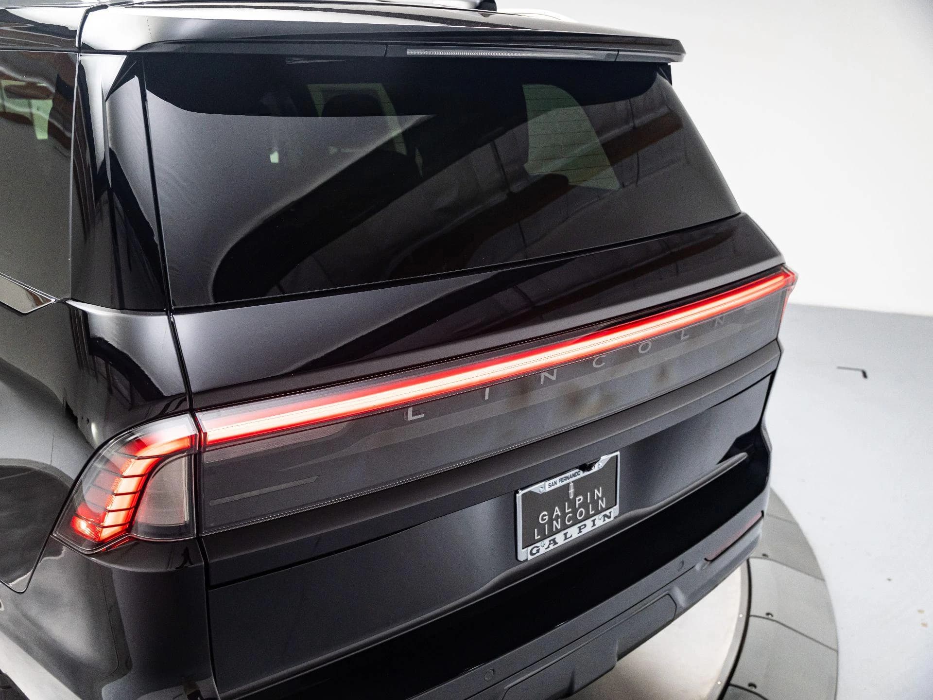 Lincoln Navigator Reserve 4x4 2027 — side view