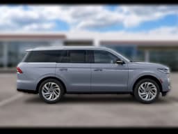 Lincoln Navigator Reserve 4x4 2027 — side view