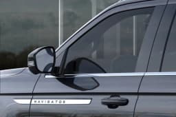 Lincoln Navigator Reserve 4x4 2026 — side view