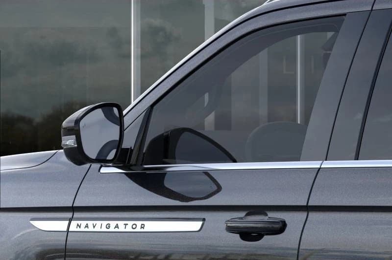 Lincoln Navigator Reserve 4x4 2026 — side view