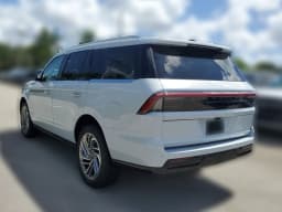 Lincoln Navigator Reserve 4x4 2026 — side view
