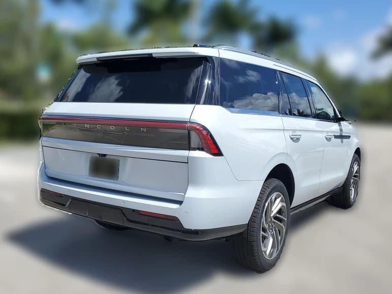 Lincoln Navigator Reserve 4x4 2026 — side view