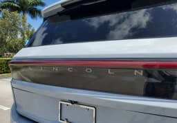 Lincoln Navigator Reserve 4x4 2026 — side view