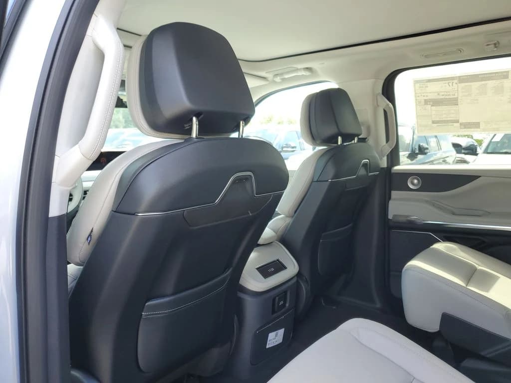 Lincoln Navigator Reserve 4x4 2026 — side view
