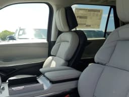 Lincoln Navigator Reserve 4x4 2026 — side view