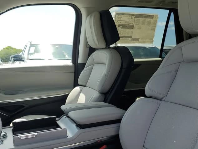 Lincoln Navigator Reserve 4x4 2026 — side view