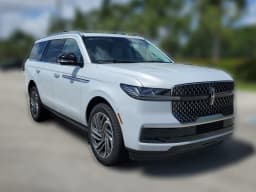 Lincoln Navigator Reserve 4x4 2026 — side view
