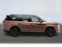 Lincoln Navigator Black Label 4x4 2026 — side view