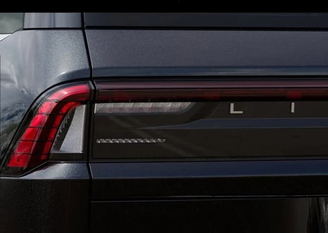 Lincoln Navigator Premiere 4x4 2027 — side view