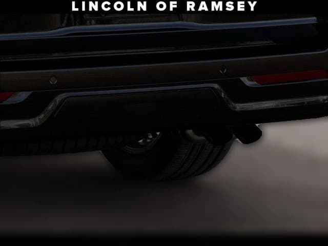 Lincoln Navigator Premiere 4x4 2027 — side view