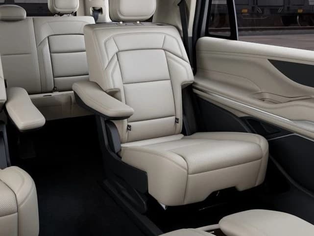 Lincoln Navigator Premiere 4x4 2027 — side view