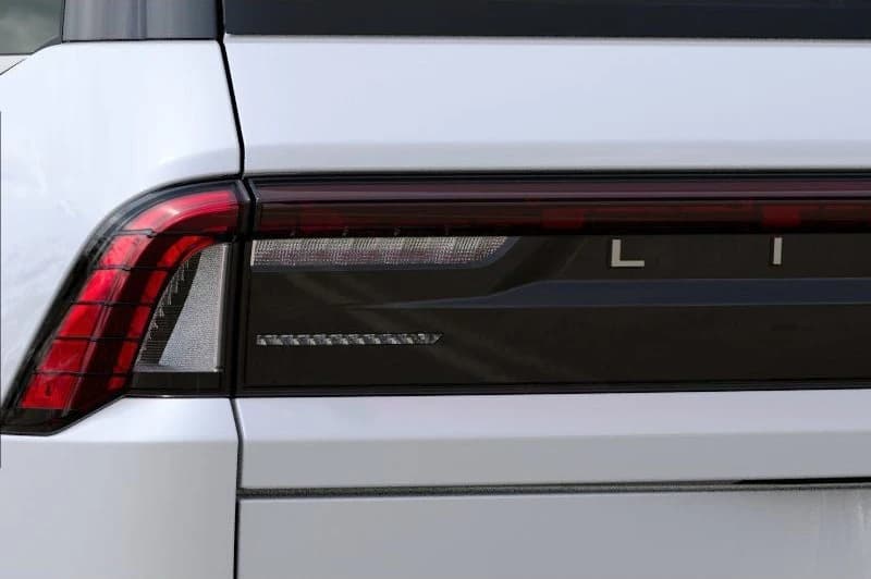 Lincoln Navigator Premiere 4x4 2027 — side view