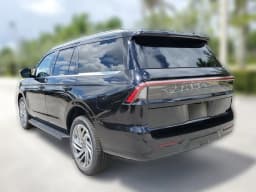 Lincoln Navigator Premiere 4x4 2026 — side view