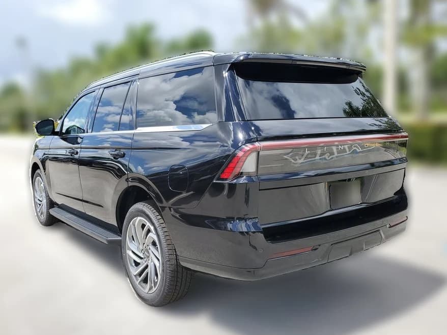 Lincoln Navigator Premiere 4x4 2026 — side view