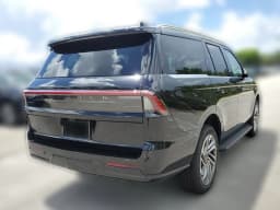 Lincoln Navigator Premiere 4x4 2026 — side view