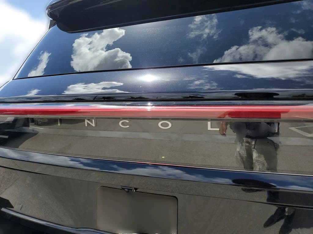 Lincoln Navigator Premiere 4x4 2026 — side view