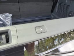 Lincoln Navigator Premiere 4x4 2026 — side view