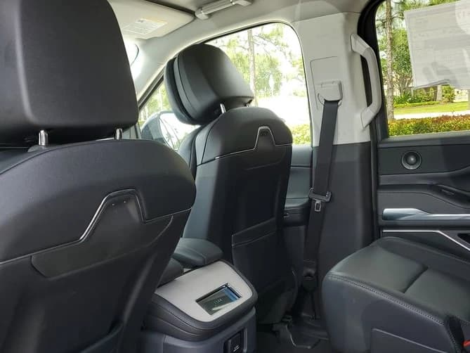 Lincoln Navigator Premiere 4x4 2026 — side view