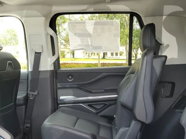 Lincoln Navigator Premiere 4x4 2026 — side view